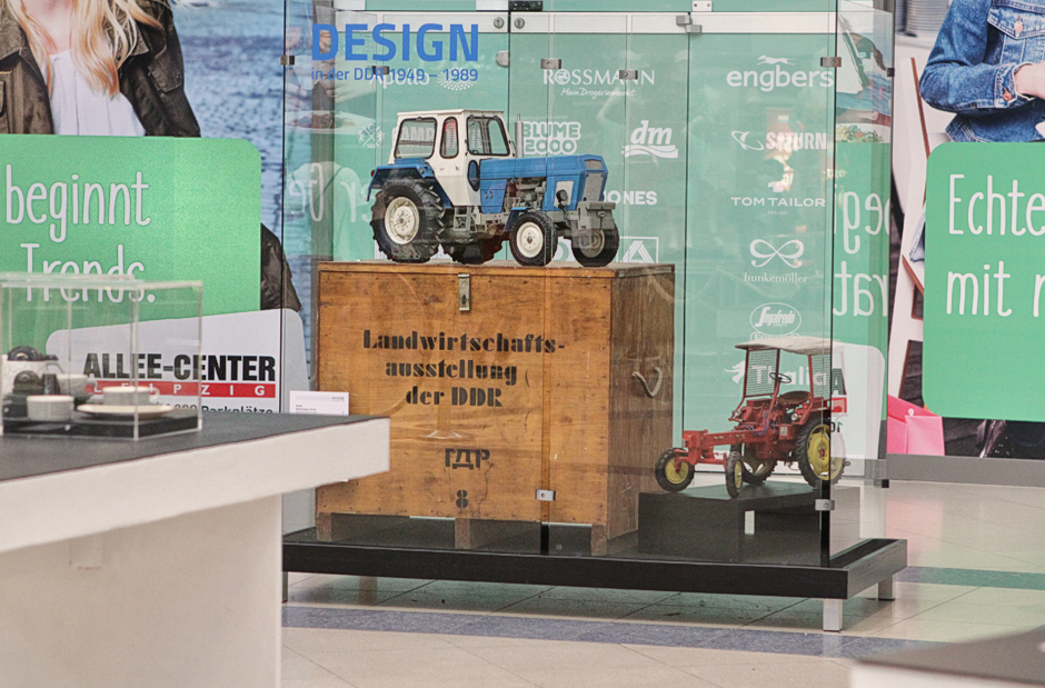 Traktormodell Ausstellung DDR Design im Allee-Center Leipzig