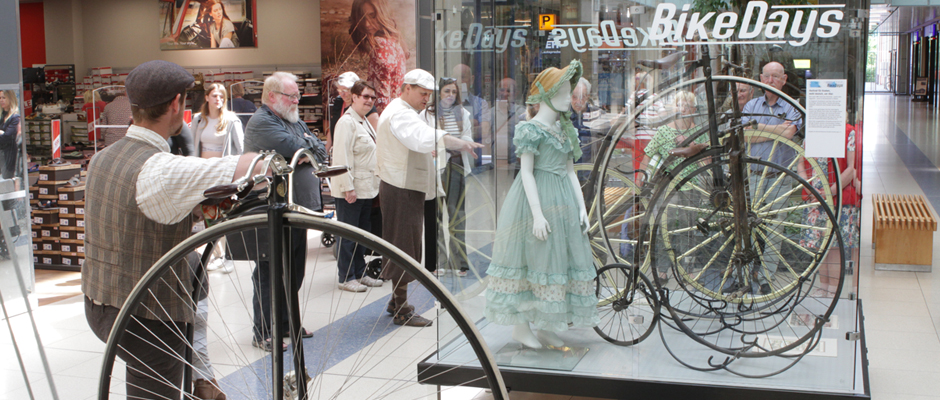 Menschen betrachten historische Fahrräder in der Ausstellung "Bike Days"