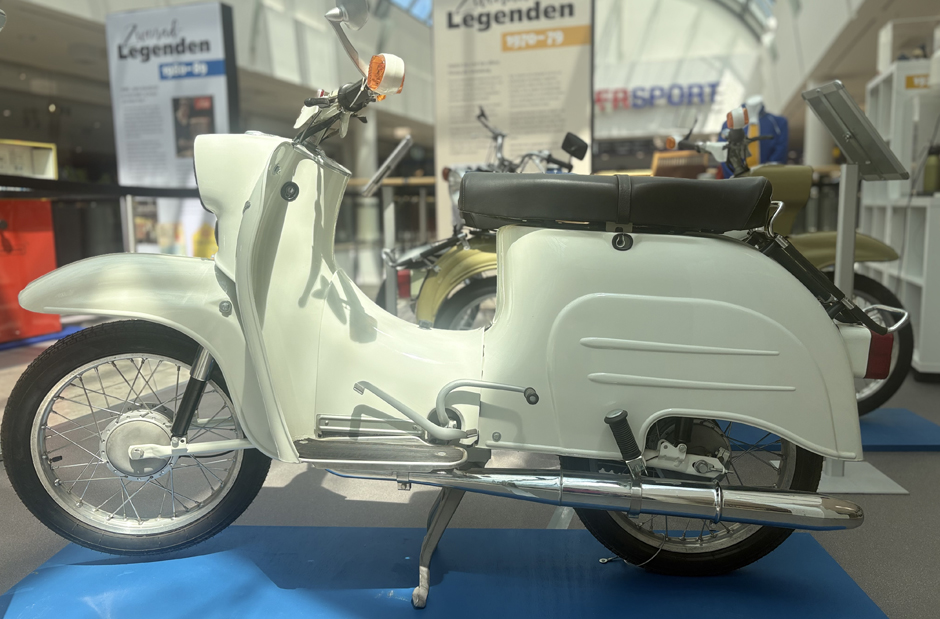 Simson Schwalbe in der Ausstellung Zweirad-Legenden in den Gera-Arcaden
