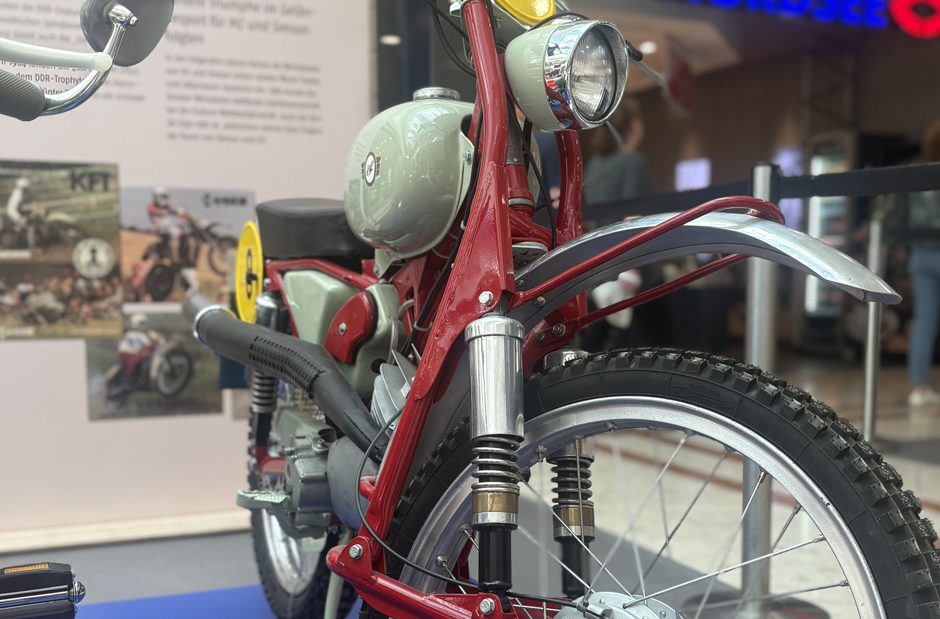 Simson Geländesportmaschine 60er Jahre in der Ausstellung Zweirad-Legenden in den Gera-Arcaden